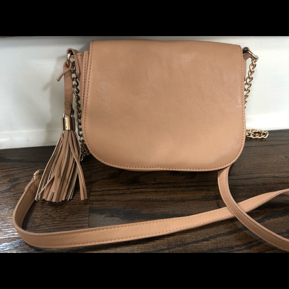 Cream crossover bag with tassel